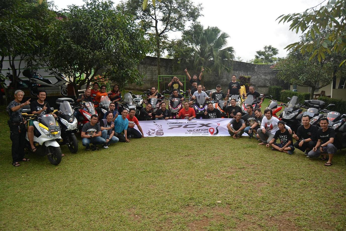 Komunitas Motor Honda PCX150 melakukan kegiatan sosial di kala touring