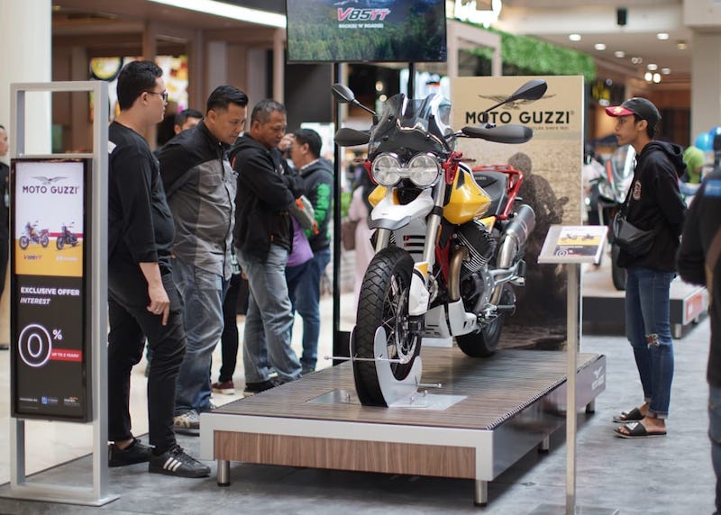 Moto Guzzi V85TT Hadir di Mall-to-Mall Exhibition PT Piaggio Indonesia