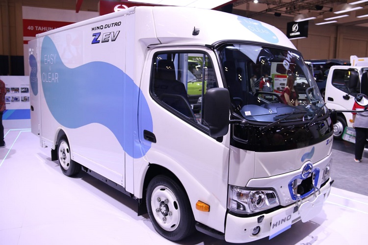 Pada GIIAS 2022, Hino Menampilkan 6 Unit Kendaraan Truk dan Bus